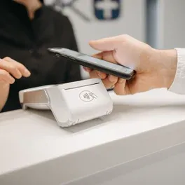 Cliente pagando com o celular na maquininha
