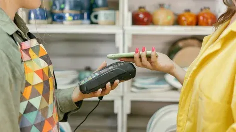 Cliente pagando em um mercadinho